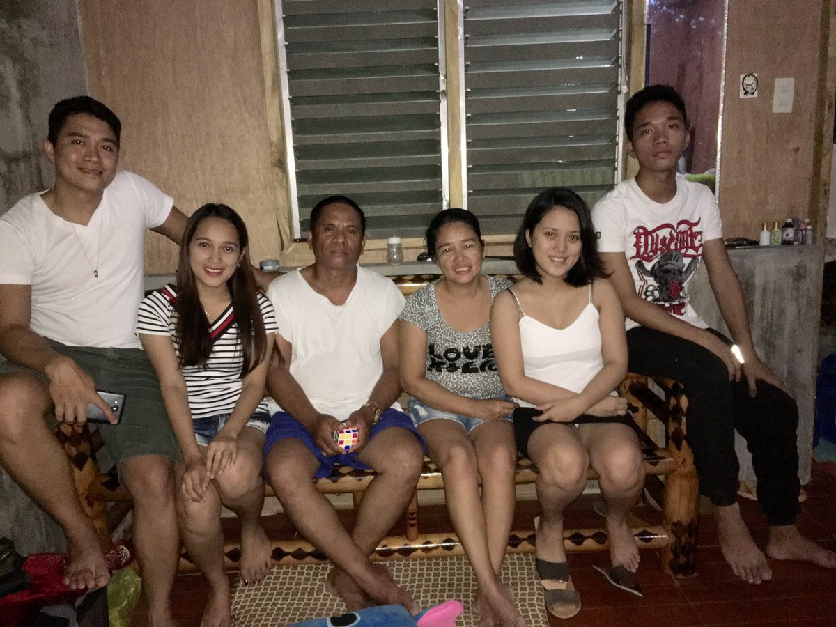 kmyblnco's tweet photo. HAPPY NEW YEAR 🎉 #FirstFamilyPicture ❤️️ https://t.co/qIvnOPVsHy