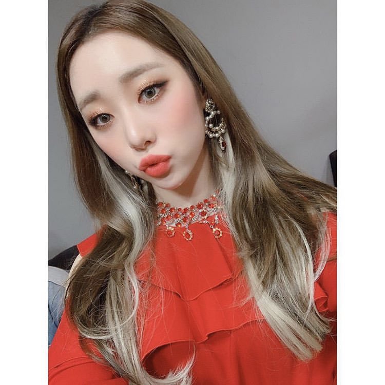 wujutrans's tweet photo. [IG] 190101 uyj_s update 

ujungies~~💕 thank you so much for cheering me on and giving me love even though the 2018 me was lacking too❤️ I’ll become a yeonjungie who works even harder to sing in future☺️💘 #in2019too #fightingg 

#우주소녀 #연정
#wjsn #yeonjung https://t.co/kr44vKVRyS