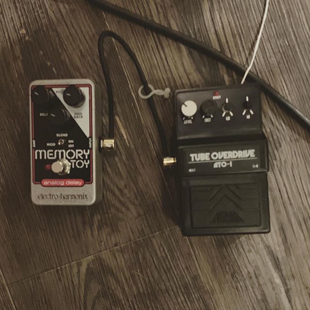 imahoriGuitar's tweet photo. あけましておめでとうございます。
カウントダウンライブはこのセットでした🎸
#aria #tubeoverdrive #ato1 #electroharmonix #memorytoy https://t.co/B3cZuR5MMO https://t.co/vHTGA30DPf