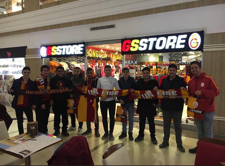 ultrAslanLISE's tweet photo. Kulübümüzün başlattığı #Yellowfriday ve #Greyweekend organizasyonlarına tüm temsilciliklerimiz ile Gs Store mağazalarımıza akın ettik. #uALise2018 https://t.co/GvAJTLBqPs