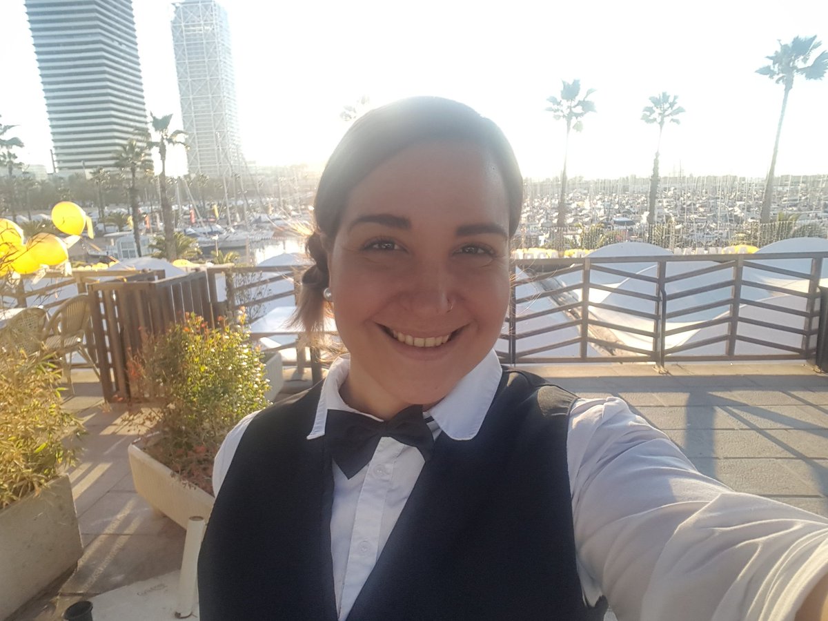 gabucha16's tweet image. Listo mi outfit para recibir el 2019. Si les toca trabajar hoy, háganlo con una sonrisa. No tiene sentido amargarse.