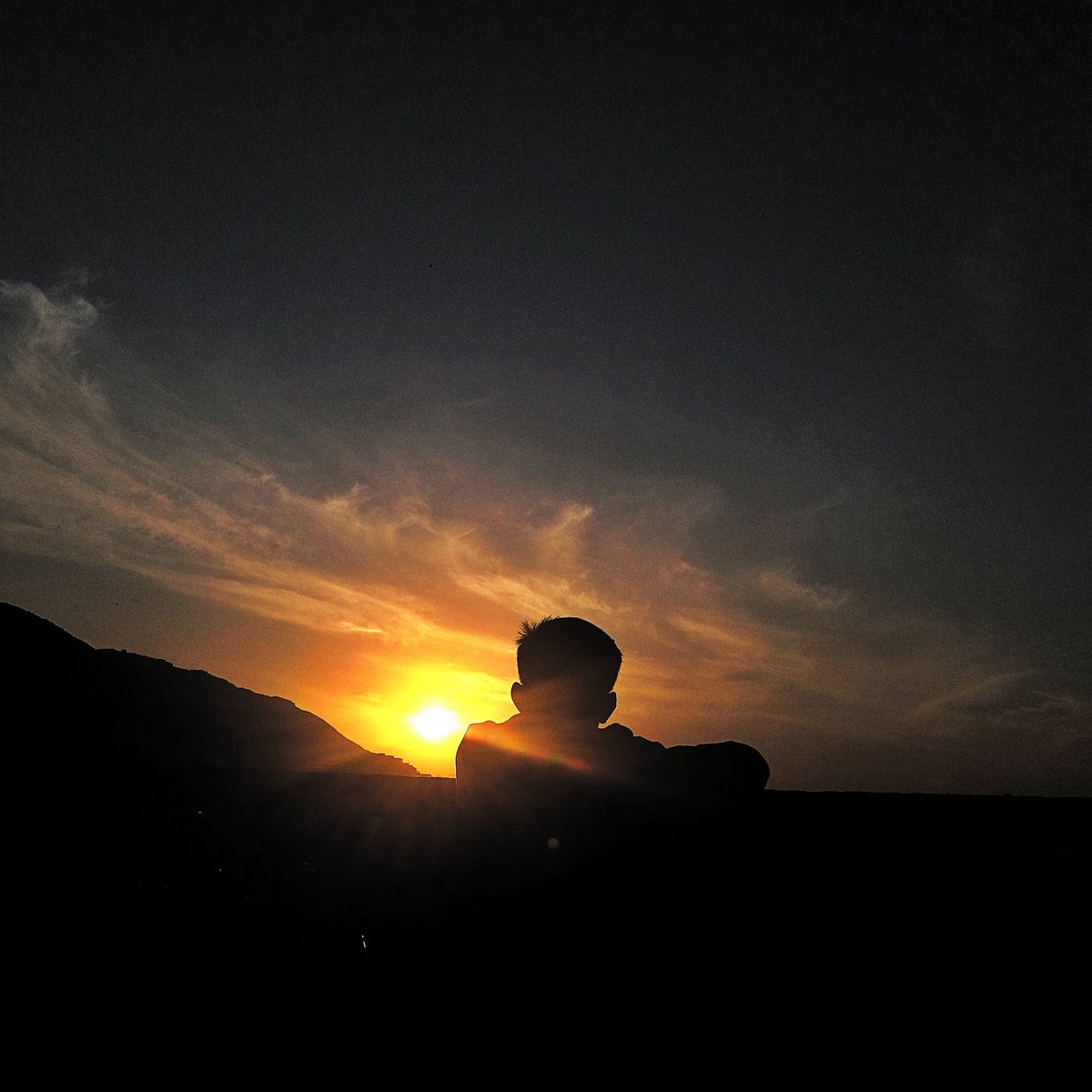 Hicc_Tooth's tweet photo. And then the sun went down, carrying with it the whole of 2k18... A year to cherish, a year to remember!
#GoodBye2k18
#HappyNewYear https://t.co/awsNryIQbP