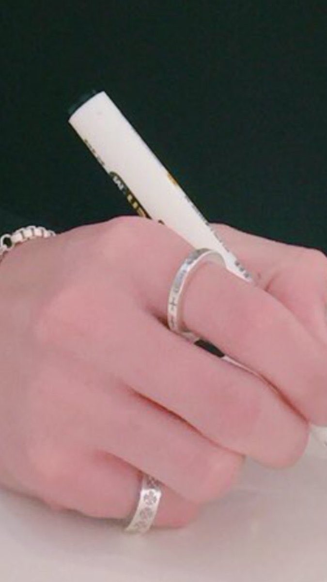 So you mean that ring is still alive?? Mind you, the first appearance of that ring was last 2016! So if you’re telling me that he actually keep it, then it must be really important to him??  #vkook  #kookv  #taekook 