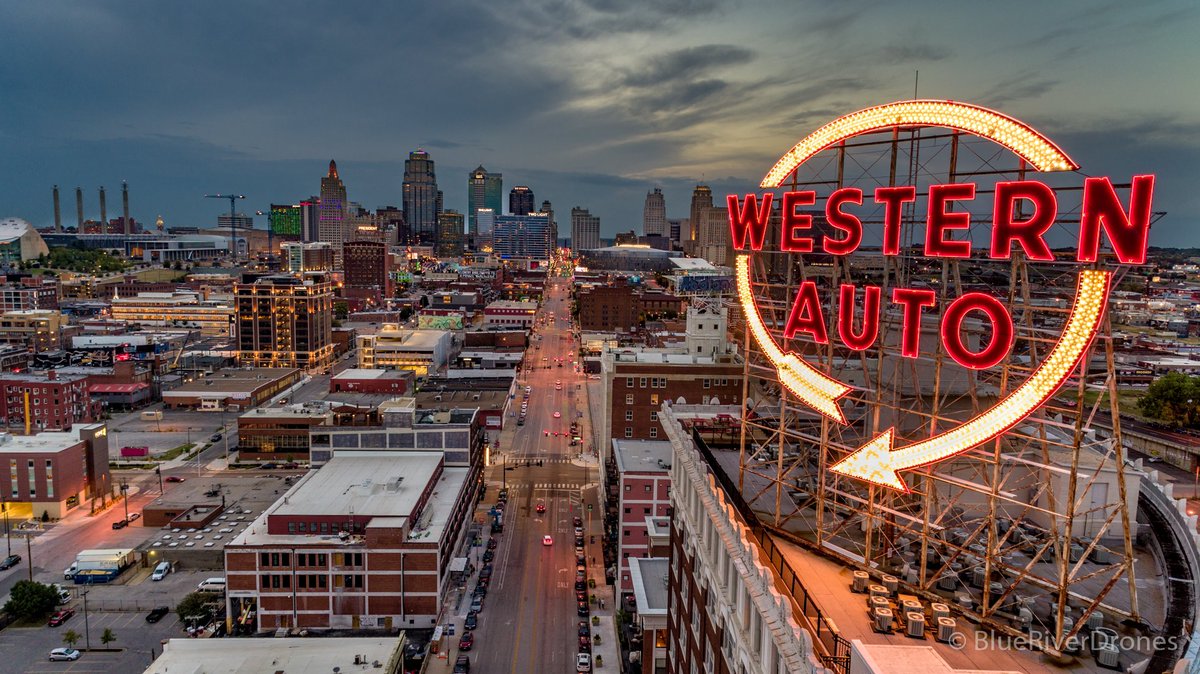 ENGPHOTO's tweet photo. #3 in my look back at some of my favorite photos of #2018. One of the iconic parts of the @KCMO skyline the @WesternAutoLoft sign got relit this year. I had my drone up for the lighting to make a shot. And then revisited at last months full moon. #PhotogLife https://t.co/3ugYpS9SPq