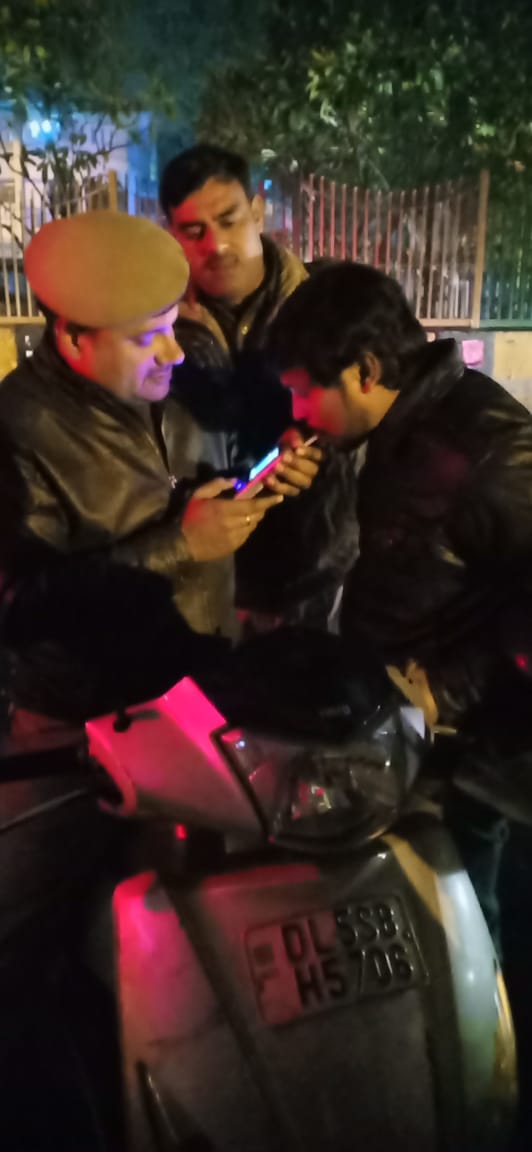 नव वर्ष की पूर्व संध्या पर शराब पीकर वाहन चलाने वालों के खिलाफ चेकिंग अभियान जारी हैं। #NoidaPolice <a href="/Uppolice/">UP POLICE</a>