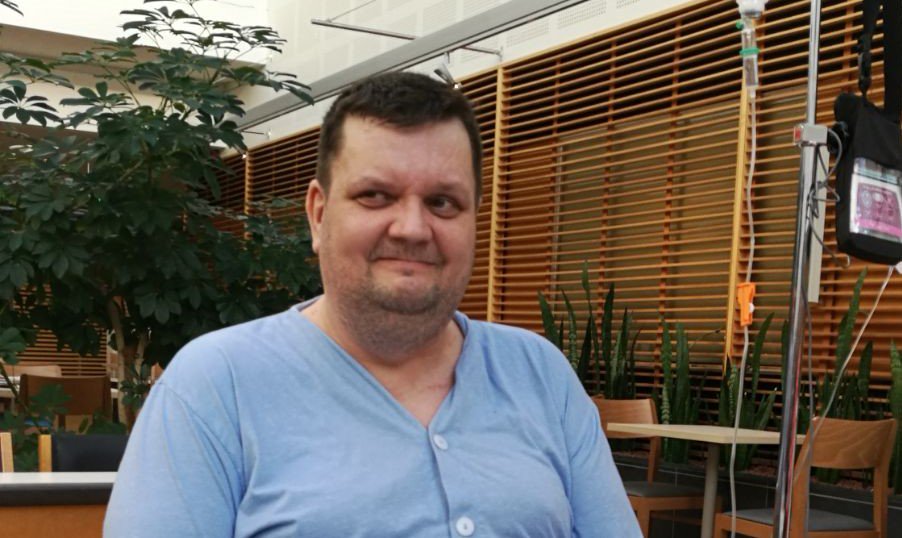 joukeri's tweet photo. Summaan vuoteni tähän. Ensimmäinen kuva on helmikuulta otettu, kaksi päivää sen jälkeen, kun meinasi kuolema tulla. Kipupumppu sai virnistelemään vielä. Seuraava on toukokuulta, kun nousin "kuolleista". Kolmas on sitten enemmän tätä päivää. Vuodessa kerkee paljon. #v2018 https://t.co/1mx4FVhaoz