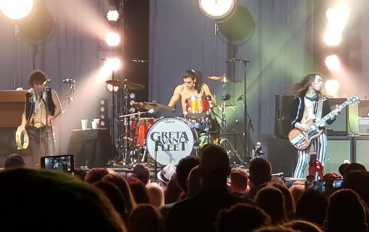 Snowboard_dad's tweet photo. Pretty solid show last night! #gretavanfleet #thefoxtheater #rockstar #LastSundayof2018 #Detroit https://t.co/4UbYusDe2j