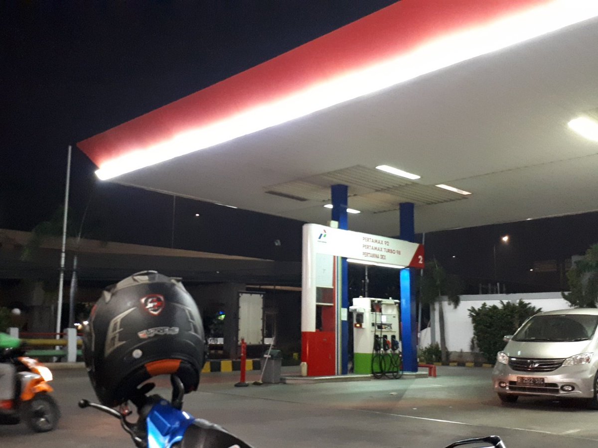 BagasWdykt's tweet image. Tahun baruan di Pom Bensin #randomplace