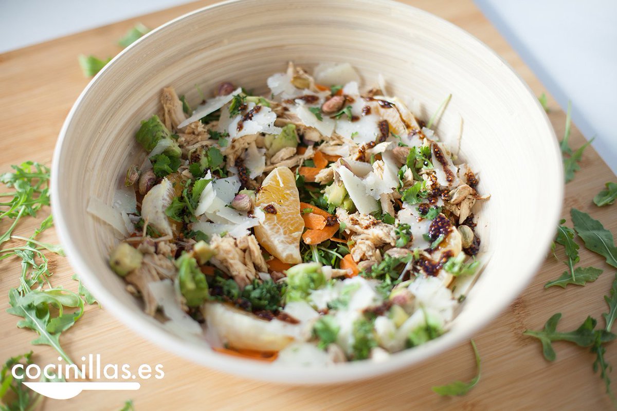 Ensalada de pollo y naranja, receta fácil y ligera. ¿Para después de las fiestas? cocinillas.elespanol.com/2018/12/ensala… Vía <a href="/Cocinillas_es/">Cocinillas</a>