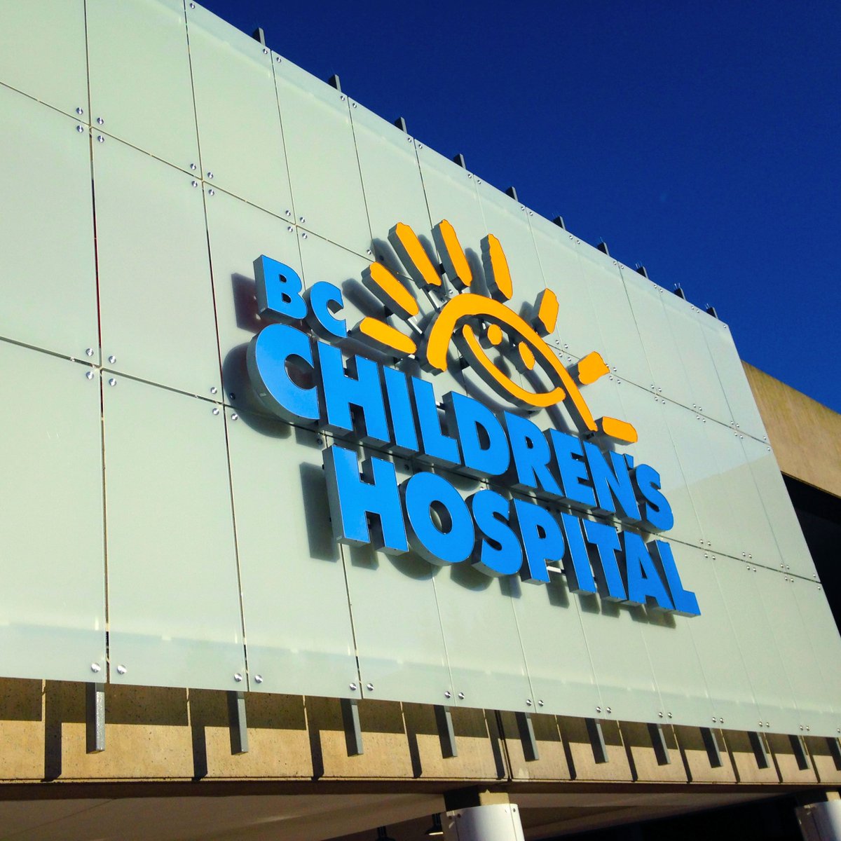 stella_glass's tweet photo. Stella’s hardware can be found on the visible #signage located outside of the BC Vancouver Children's hospital entrance as well as inside of the hospital. The use of point supported #glass #hardware creates an excellent, uncluttered backdrop for signage as seen in this #project. https://t.co/YJr6ZQZtr5