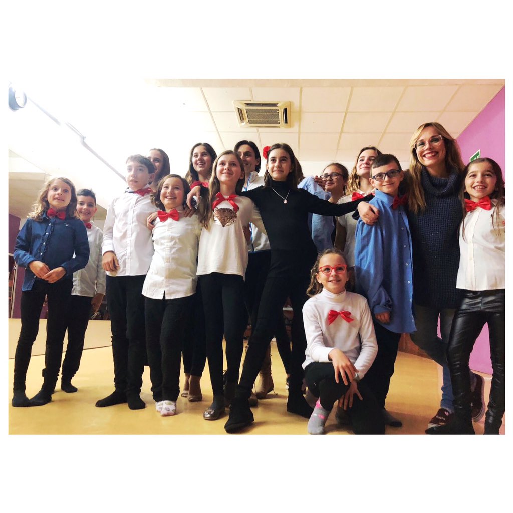 leone__studio's tweet photo. Un fin de trimestre perfecto. Gracias a todxs lxs que participásteis y vinisteis a la muestra de Navidad. 
Hasta el año que viene! 🎭🎶
#teatromusical #mallorca https://t.co/omUPVA7Pji