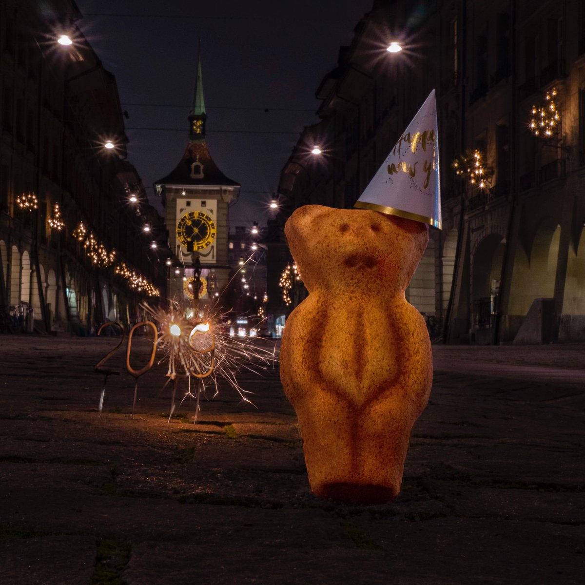 Mandelbaerli's tweet photo. Ein aufregendes Jahr mit vielen Höhepunkten geht zu Ende. Wir wünschen einen guten Rutsch und alles Gute für das Jahr 2019 🎉🎆 #mandelbärli #bern #silvester #neuesjahr #2019 🐻

📷: https://t.co/jIGDUbbjKs / https://t.co/HpIhPPr0Kq https://t.co/s3bYINFf9L