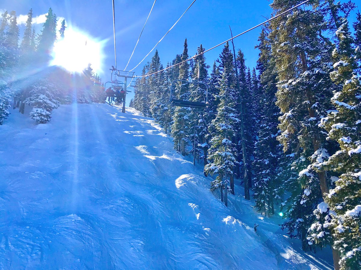 jenthompson622's tweet photo. My legs hurt, but my heart is full. 🎿 ❤️ I wasn’t #raisedoncolorado like my better half, but I do my best to keep up ⛷💨 https://t.co/cNQU2u7KVD