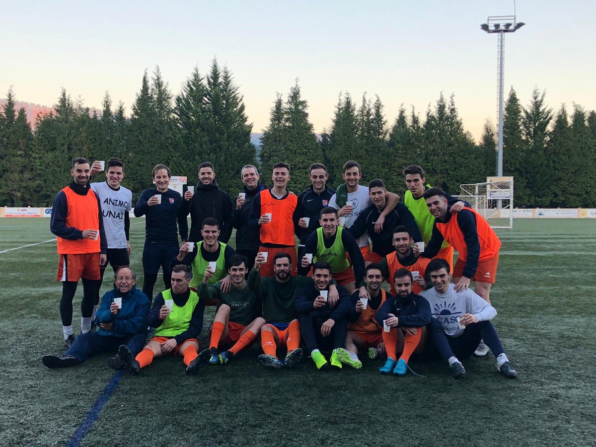CulturalDurango's tweet photo. Desde las instalaciones del @CDBerriz que nos ha cedido para el último entrena del año la primera plantilla os desea un buen final de año y buena entrada en el año de nuestro centenario. https://t.co/Vv3J1Y0Mwj