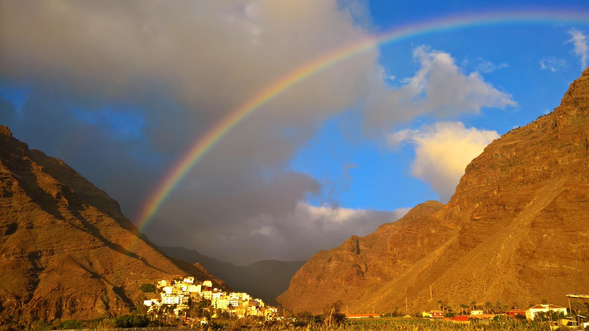 Con esta preciosa imagen desde #ValleGranRey en #LaGomera queremos desearles un #Feliz2019, y que sea un año lleno de alegrías!! 🥳🥳