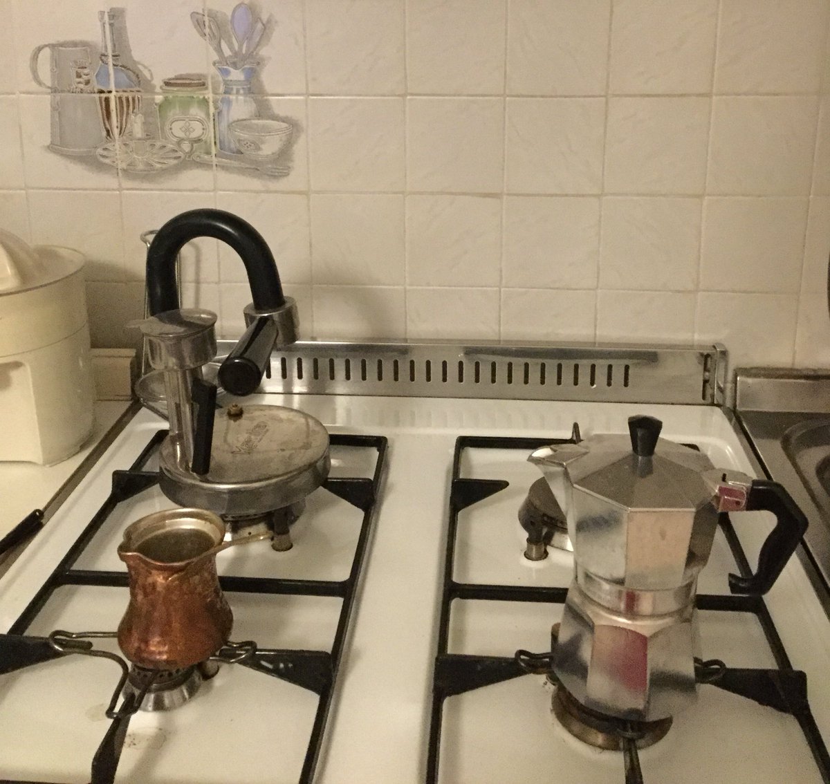keccov's tweet photo. Chiudo il 2018 col caffè fatto in tre modi diversi: moka, briki greco e Kamira espresso. Caffè @altromercato preso da @coopcamilla Diversi aromi e profumi ma zero cialde o capsule e inquinamento. @kamiraespresso #kamira #caffe #moka #greekcoffee #metrios #nocialde https://t.co/N1LBsW6XXk