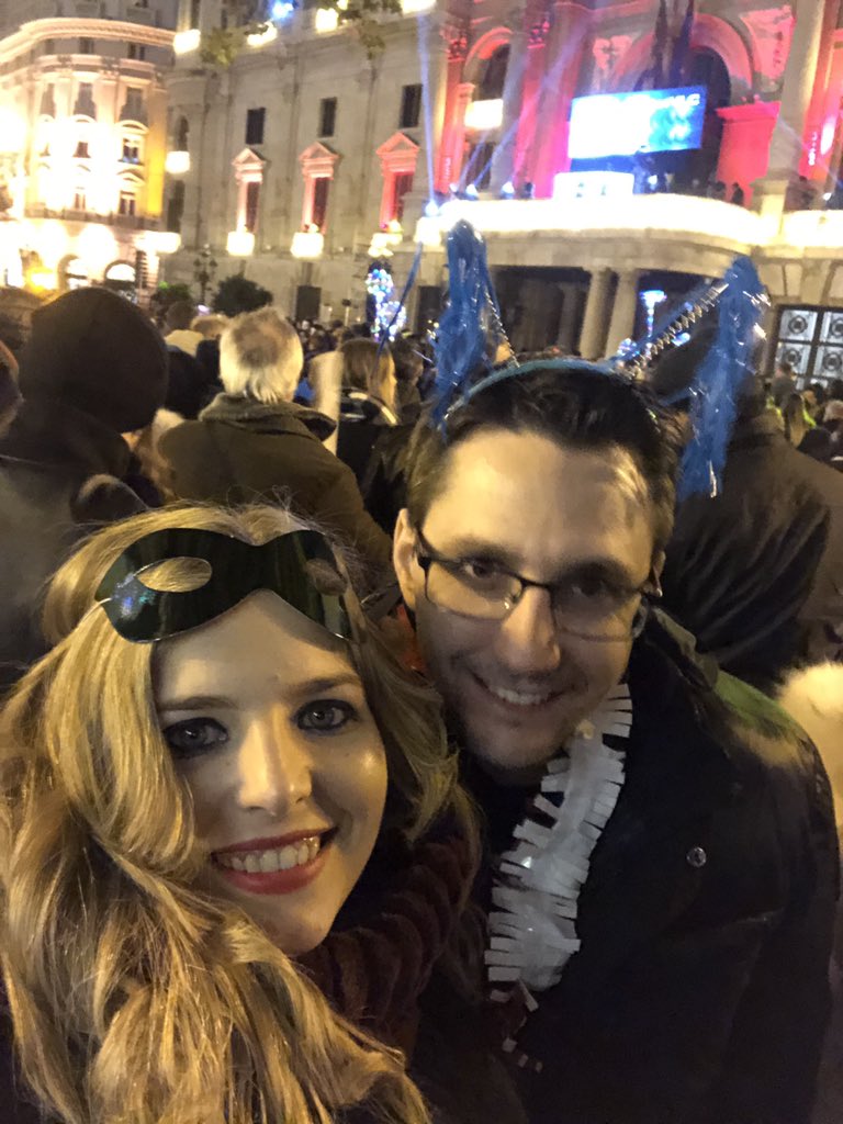 LauraaColoom's tweet photo. #campanadesVLC primer cap d’any junts a Espanya!! https://t.co/SeQ3fQaSWv