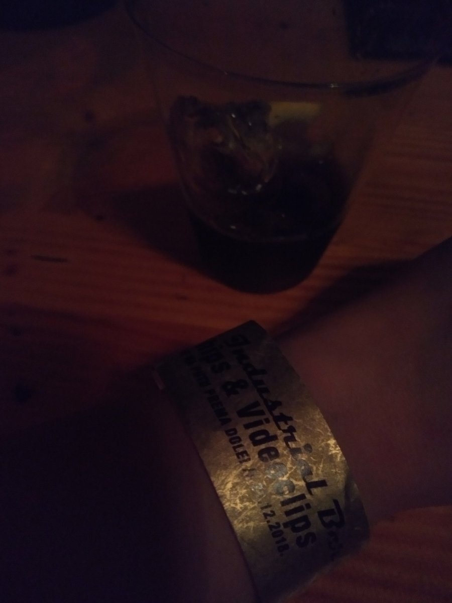 luloo_trejdmark's tweet photo. zadnji #Lu2018 hešteg, dvije nužne stvari za preživjeti svaku iduću.
🎉 🖤 https://t.co/W2oTx8yF1p
