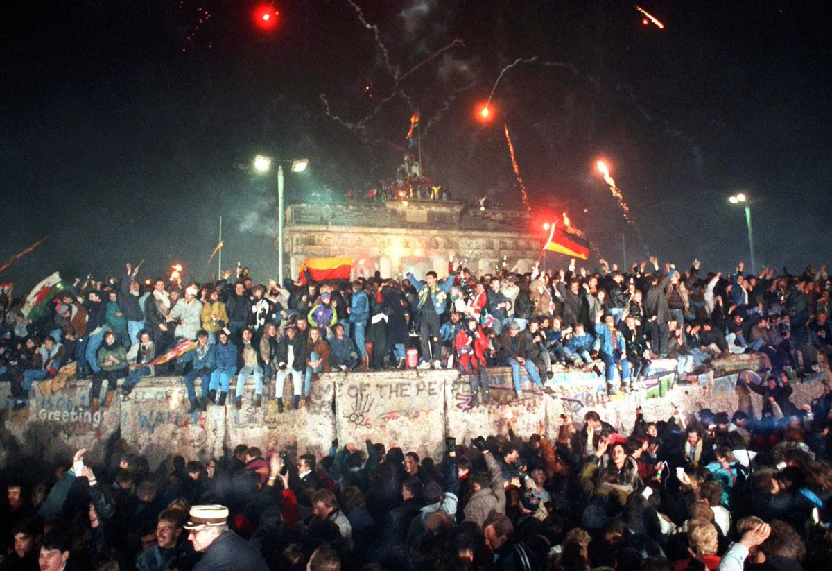 Lutz_Franke's tweet image. Habe Silvester am 31.12.1989 am #BrandenburgerTor gefeiert. Das war die beste #Party meines Lebens. Wir haben auf der Mauer gefeiert. Wildfremde aus aller Welt umarmt und geküsst. Sind zur Siegessäule gepilgert und haben gefeiert, gefeiert, gefeiert die neue #Freiheit