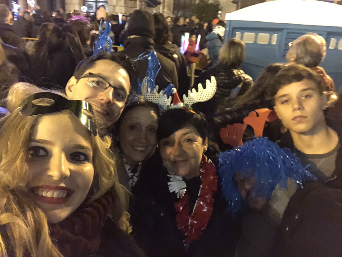 LauraaColoom's tweet photo. Cap d’any en familia 🥂 #CampanadesÀPunt #campanadesVLC https://t.co/q9TGEyJvRE
