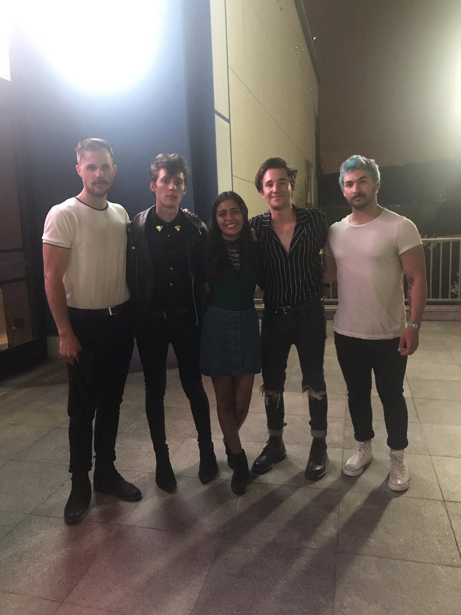 wildflowermarta's tweet photo. first concert of the year was @Weathersband in Anaheim. It was a blast and I got to meet them!! Also fell in love with @straymonroe 🧡 https://t.co/KbWha7TAQe