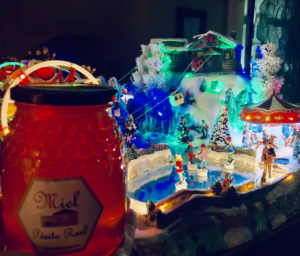 mielpositoreal's tweet photo. Desde Miel Pósito Real os deseamos un dulce y feliz 2019! https://t.co/Xlnbn3SIyn