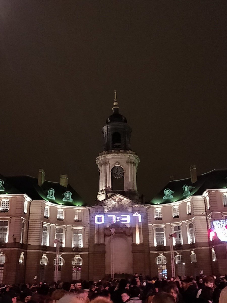 said026's tweet photo. @InfoCafe35 C'est le décompte pour le début du spectacle je pense 😁 https://t.co/nRfcZfbt1T