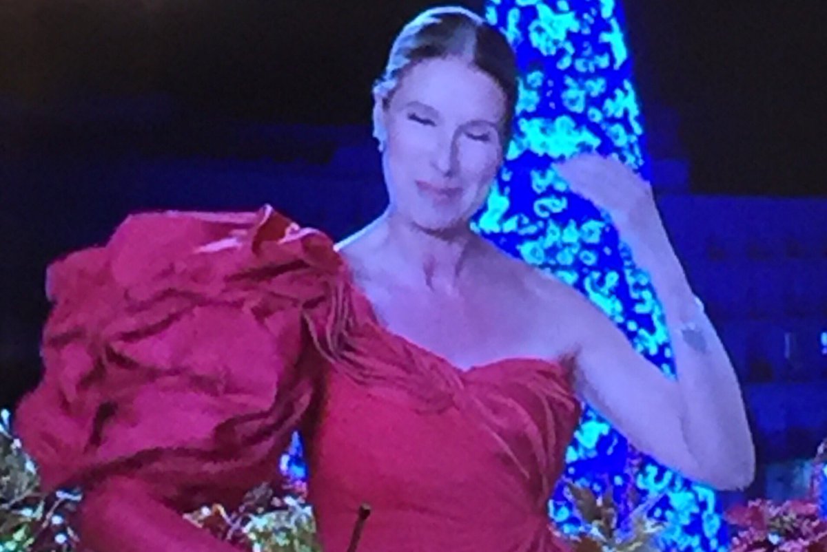 die_roboter's tweet image. ¿Qué esconde Anne en el hombro? ¡Aquí tenéis la respuesta! #umbrella