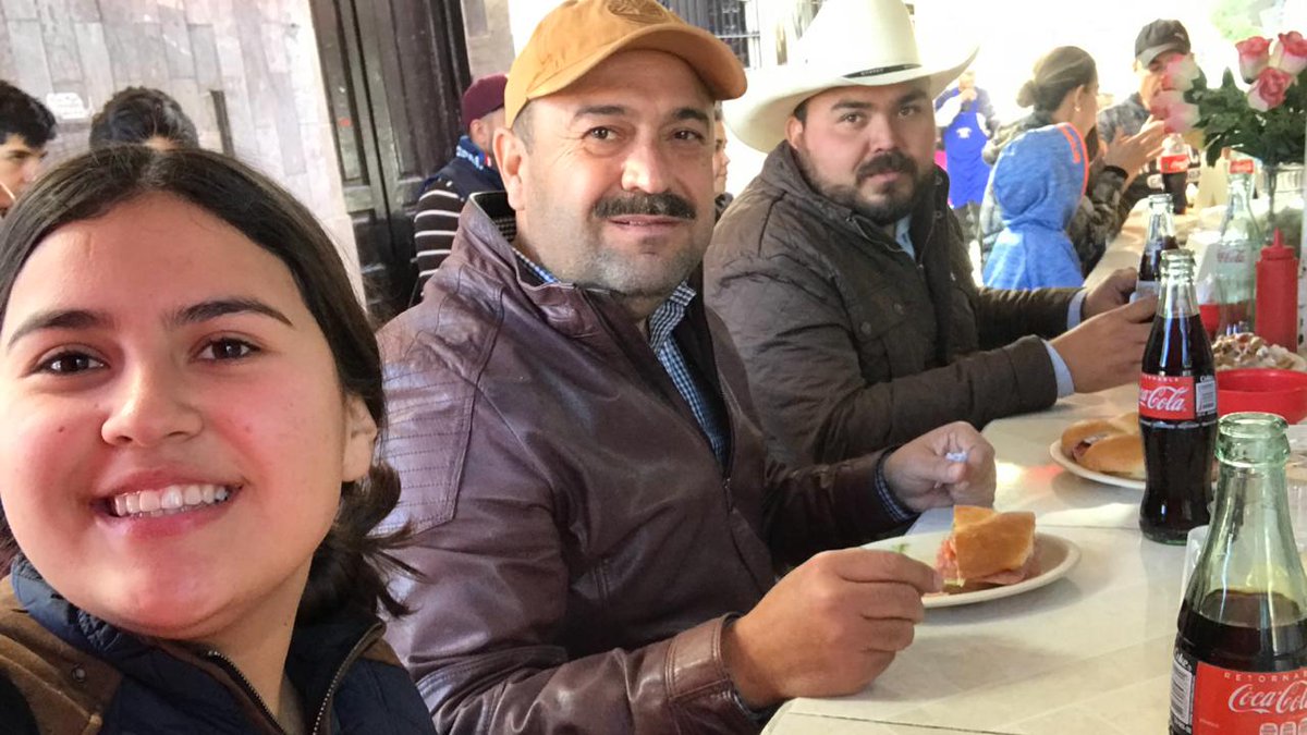 rigofuentes's tweet photo. Los últimos lonches del año, en "El Sabrosito", con unos amigos de Cuencamé, mis #rorros. https://t.co/bE4u53cFeJ
