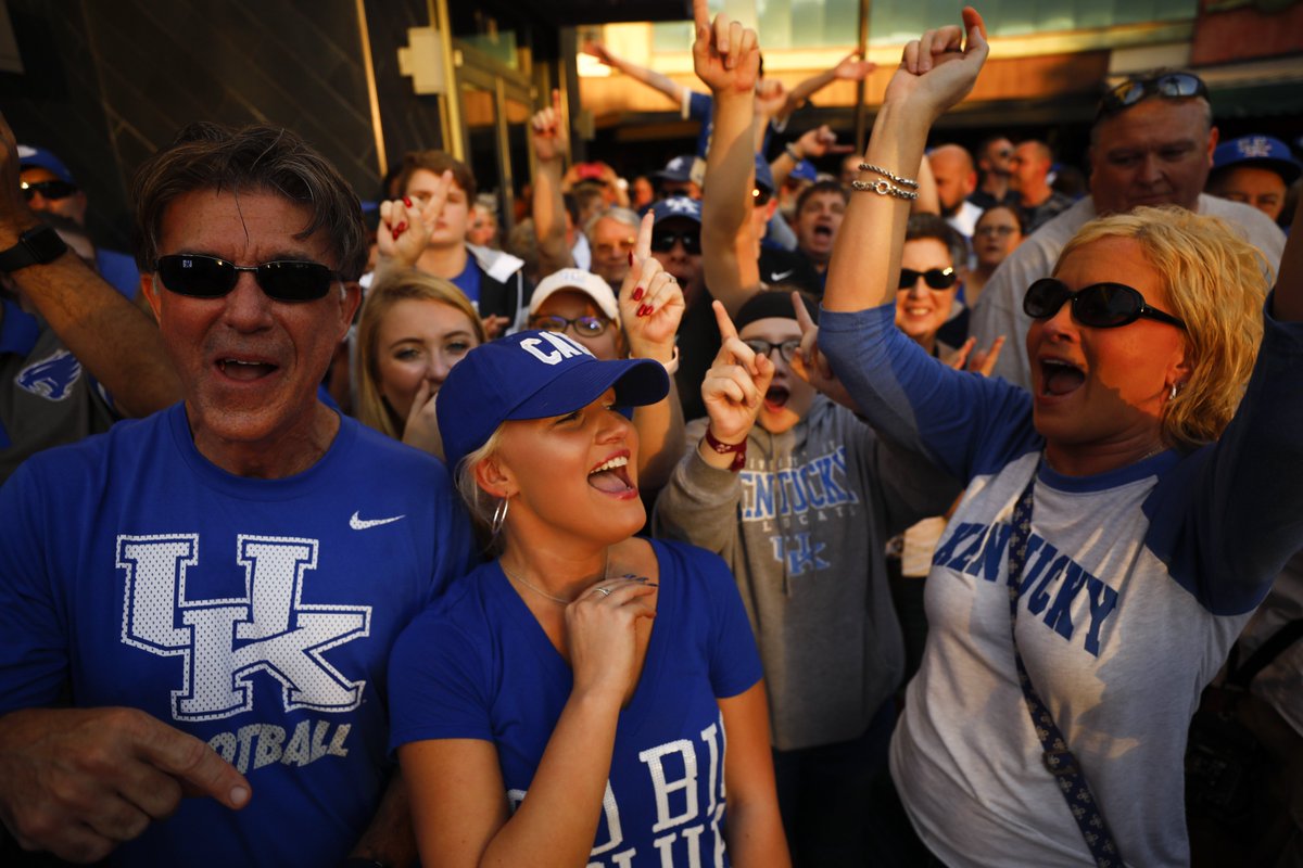 AlexSlitzPhoto's tweet photo. Hundreds of UK fans attended a pep rally before tomorrow’s VRBO Citrus Bowl in Orlando. @KentuckySports @heraldleader @jenheraldleader #bbn https://t.co/bGaDCDzGBe