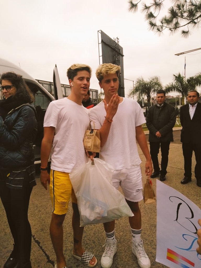 _noecaball's tweet photo. @martxneztwinspy @emartineeez @imartinezp_ #NewYearMTPy ❤❤❤❤ los esperamos nuevamente papis @emartineeez @imartinezp_ https://t.co/U25Z6rvGL1