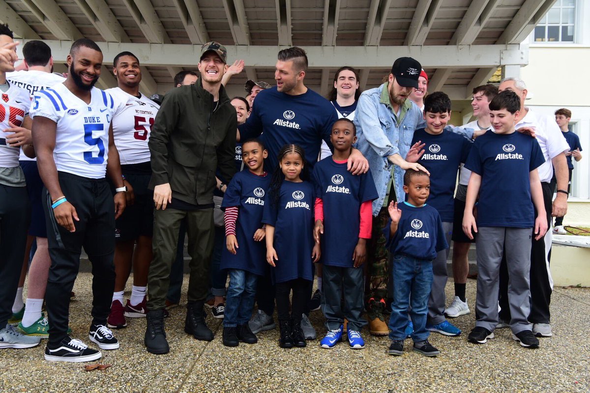 FLAGALine's tweet photo. It's New Year's Eve, y'all! Before we take the stage at the @Allstate Fan Fest tonight, we rolled up our sleeves to give back alongside Allstate volunteers to a local NOLA school in need. Feeling honored to serve this amazing community today 🙏 #Sugar19 https://t.co/zKHYMu1FQs