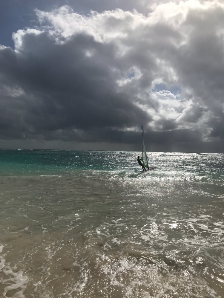 TerrenceJon's tweet photo. As we glide into #2019 wish you all #peace #love #light #felizaño #HappyNewYear https://t.co/HcTOn831rA