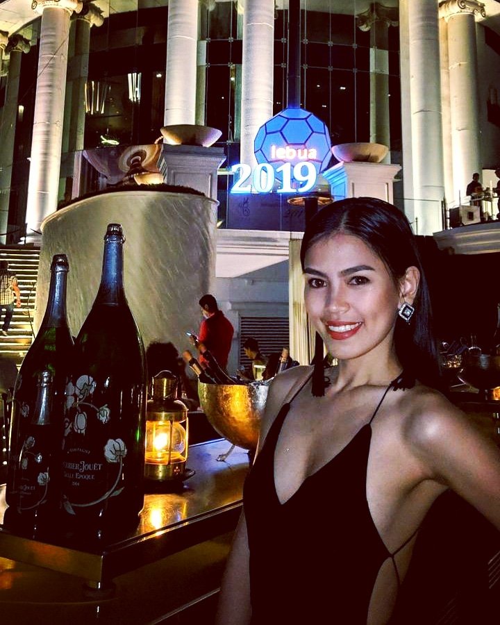 marnie_ty's tweet photo. Adios 2018! I wish everyone a happy and prosperous new year - welcome 2019.
.
.
.
#lebuaskybar #skybar #hangovermovie #bangkok #thailand 🇹🇭 #newyear2019 #love #happy #kindness #gratefulness #girlboss #lifestyle #champagne #thailandmodel #iamtan #tan #pinaybeauty #momentum2019 https://t.co/LVItuKwNzQ