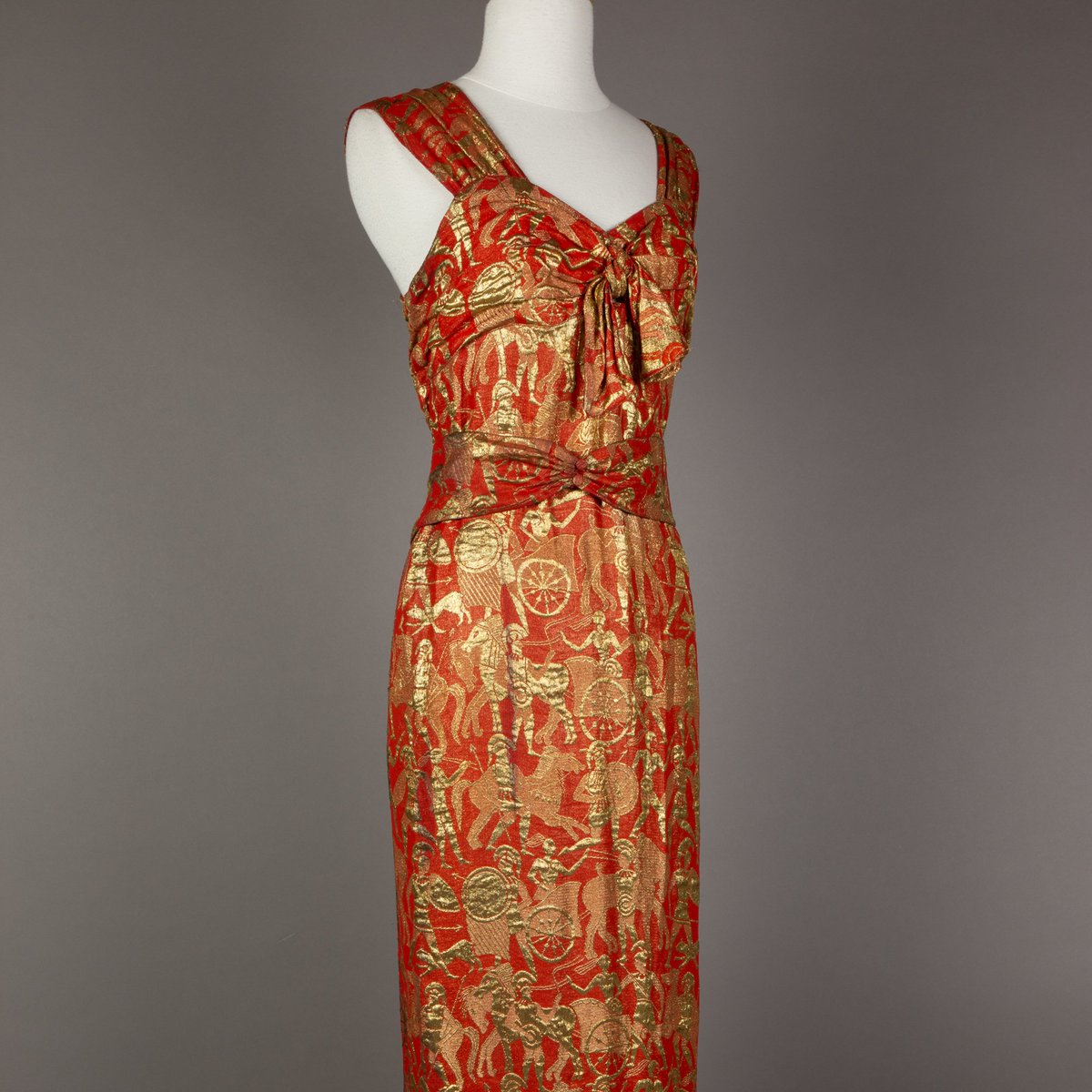 museumofvan's tweet photo. For those who "Slay" at New Years - An evening gown from 1938 embroidered with Greek soldiers and chariots. The dress is from a collection of Mrs. Frances A. Booth.
H972.29.3
Happy New Years from all of us at MOV - Wishing everyone the best in 2019!
#NYE #PartyHistory #MOV2019 https://t.co/MmxUPhC9K9