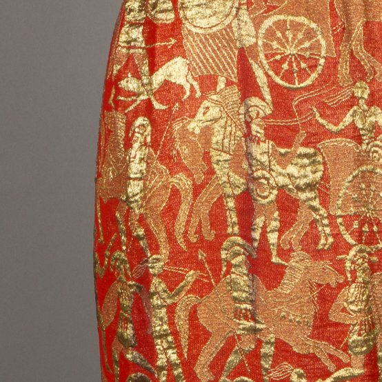 museumofvan's tweet photo. For those who "Slay" at New Years - An evening gown from 1938 embroidered with Greek soldiers and chariots. The dress is from a collection of Mrs. Frances A. Booth.
H972.29.3
Happy New Years from all of us at MOV - Wishing everyone the best in 2019!
#NYE #PartyHistory #MOV2019 https://t.co/MmxUPhC9K9