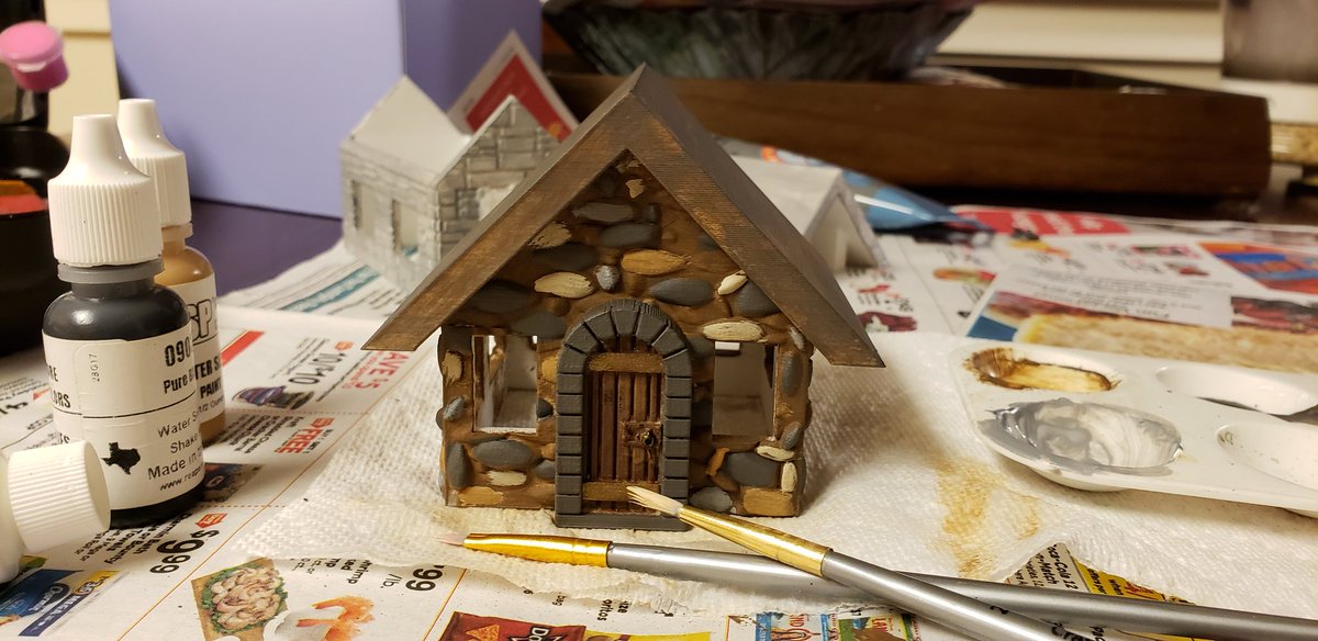 LoreleiCartog's tweet photo. When the Christmas Crud gets you for NYE....paint some minis &amp; terrain @willfriedle #HappyLittleMinis #PaintersGuild #DnD https://t.co/XNa60Ecj5E