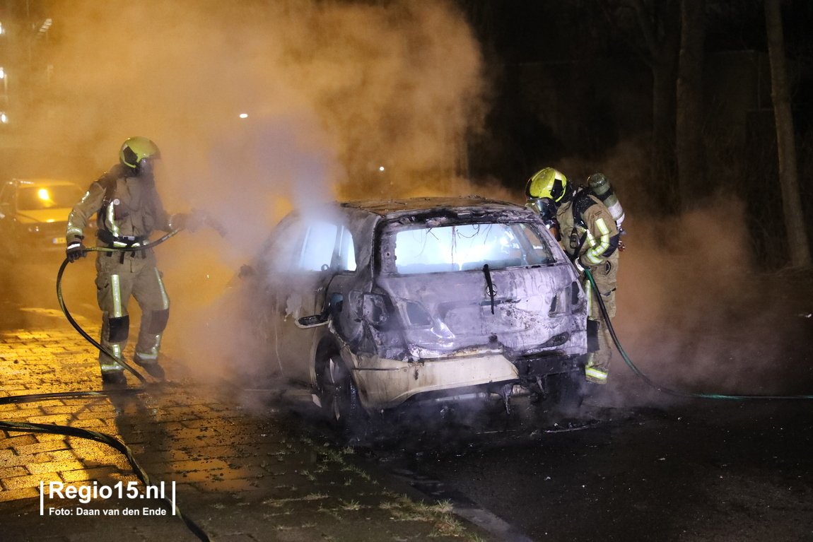 regio15's tweet photo. Van de auto is niets meer over. #Lichtenbergweg #DenHaag #on2018. Lees meer over alle autobranden in de regio: https://t.co/MXJKbXoa8h https://t.co/4YDGo47fqk
