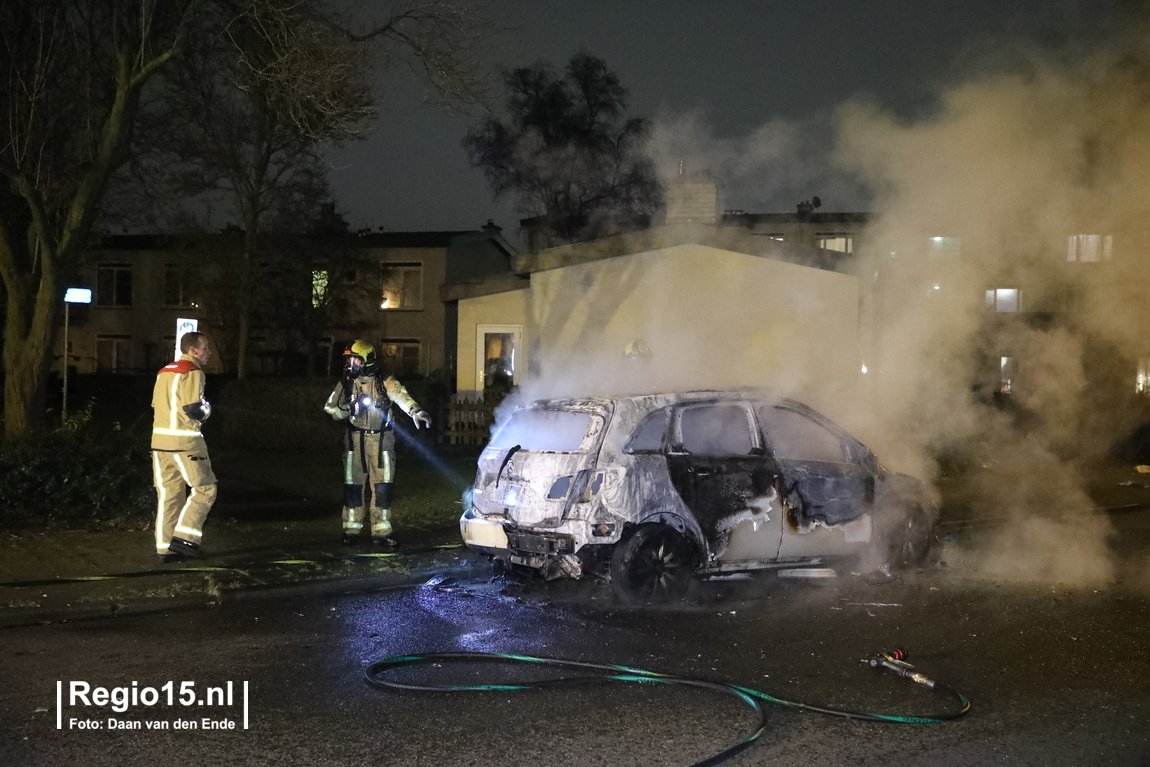 regio15's tweet photo. Van de auto is niets meer over. #Lichtenbergweg #DenHaag #on2018. Lees meer over alle autobranden in de regio: https://t.co/MXJKbXoa8h https://t.co/4YDGo47fqk