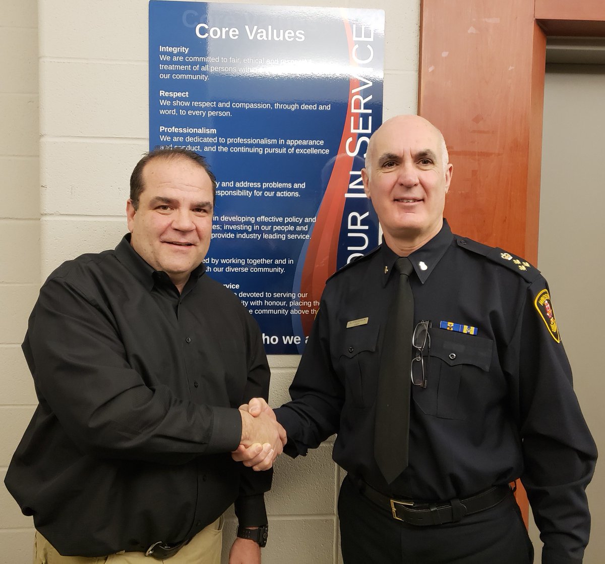 WindsorPolice's tweet photo. The outstanding work and dedication of the @AburgPolice will never be forgotten. We are extremely excited for tonight's 2019 transition to the WPS-Amherstburg Detachment. Serving and protecting a community does not change with a crest, it is a lifelong passion !
#HonourInService https://t.co/Pg1quY0z3K