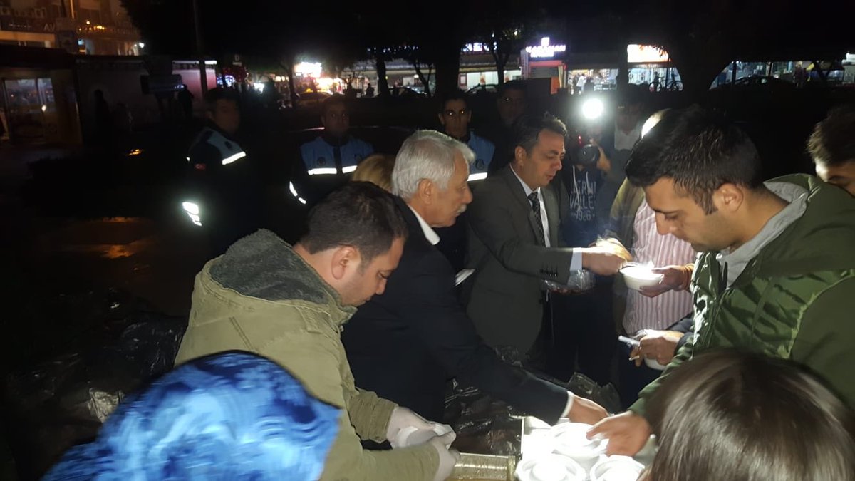 FatihKarayandi's tweet photo. Sayın Başkanımız @HuseyinSozlu’yü  temsilen Başkanvekilimiz @ramazanakyrek1 bey ve Adana @corbagonulluler platformuyla birlikte İnönü Parkı ve çarşı çevresindeki evsiz vatandaşlarımıza sıcak çorba ve halka tatlı ikramında bulunduk https://t.co/0dVjT933nm