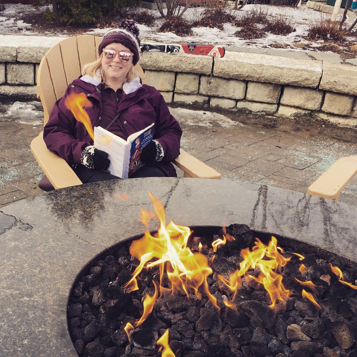 karla_kratovil's tweet photo. me while my family is on the slopes. 📚📚#amreadingromance #notaskier https://t.co/xYRhqhH0dg