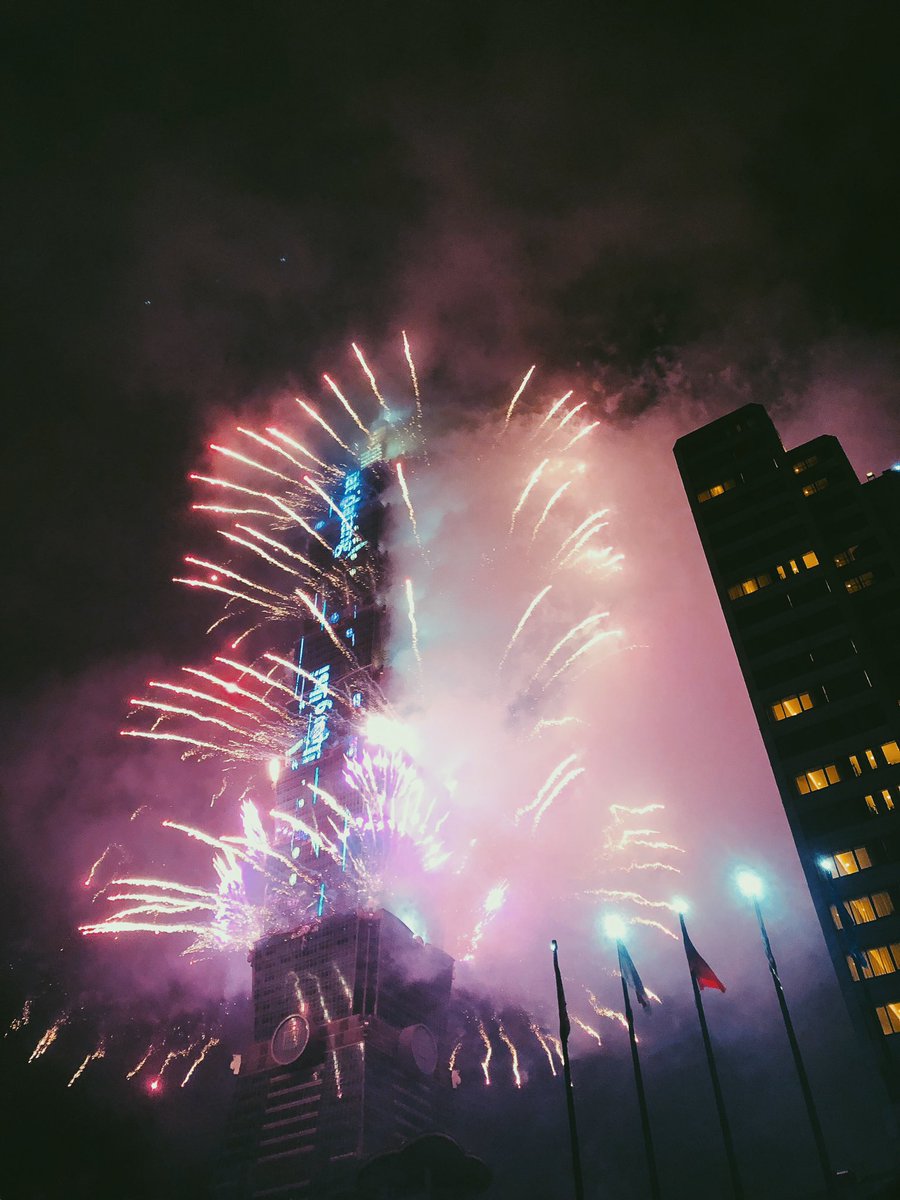 huangchiawei's tweet photo. May you all have a fun day and wishes come true!
#taipei101 #2019 #happynewyear https://t.co/YdNdaE4J3X