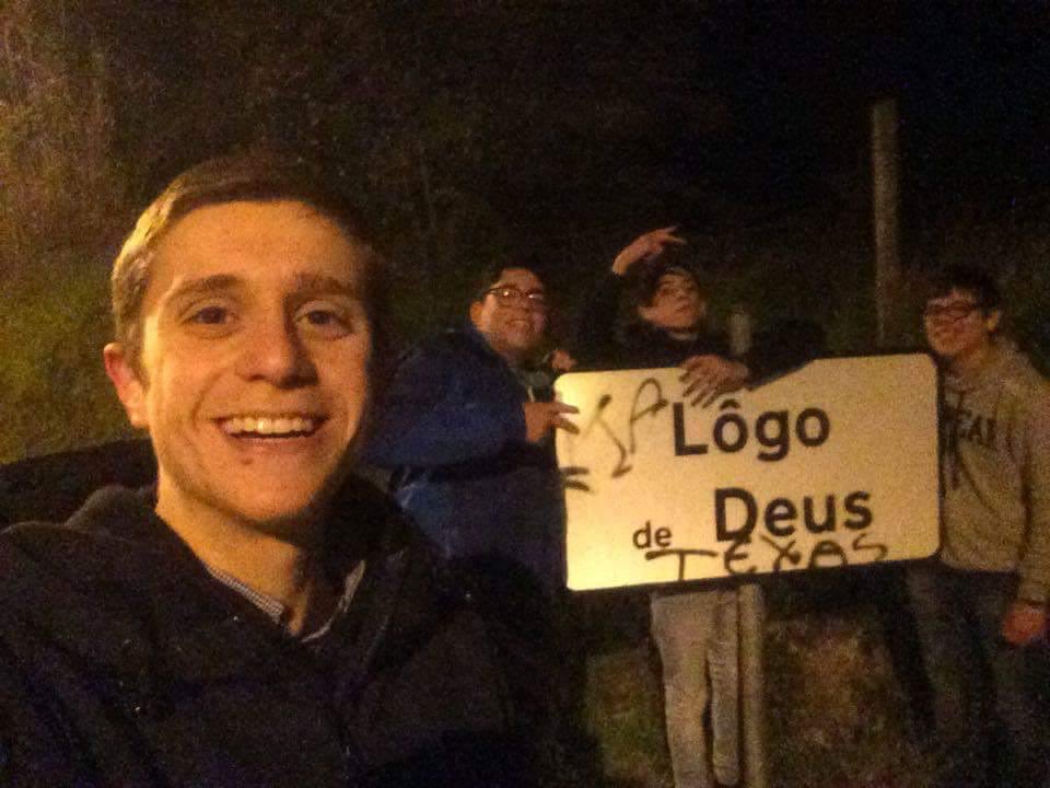 cheirasacatinga's tweet photo. Dizem que há luz no meio da escuridão, mas pensar que uma luz tão grande partiu faz -me querer q nada nesta puta desta vida faz sentido, amor eterno por ti, meu amigo, por quem foste e por quem nunca te esquecerá 💛💛 https://t.co/OapHBQ1HrU