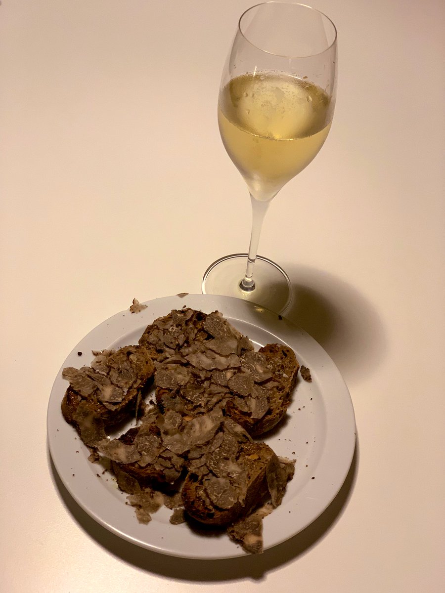 bubbub_truffles's tweet photo. Llesques de pa torrat amb #tòfonanegra del Pirineu, sal Maldon i oli d’oliva acompanyat amb una copa de @CavaRecaredo per despedir el 2018 i desitjar-vos un 2019 amb salut, diners i amor. Un clàssic. Bon Any Nou. ❤️ https://t.co/JwZMTj9Ewi