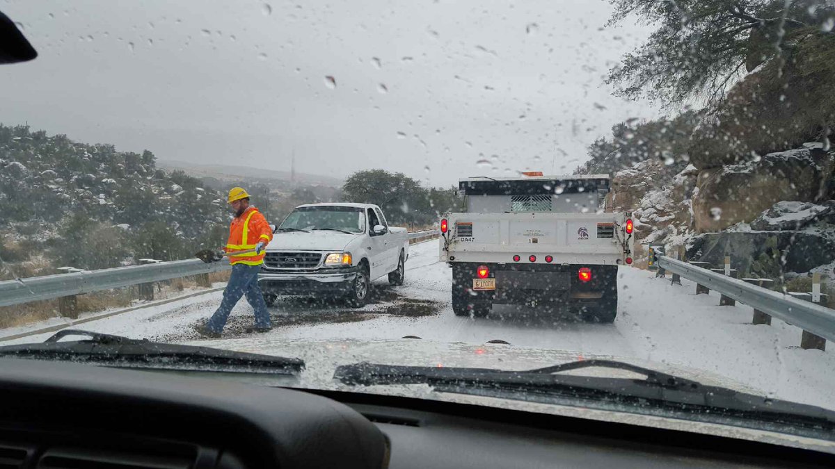 Kathywickranch1's tweet photo. @ArizonaDOT Very thanks to DA47 man!!
He rocked Yarnell Pass &amp; helped everyone who needed help get through to Peeples Valley, AZ!
Thanks buddy!!!!! https://t.co/a0SJcGqKQj