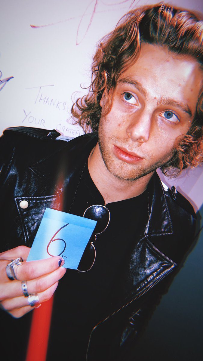 mgcsx's tweet photo. #HappyBirthdayLuke
I’ve been supporting you since I was 1 day old 🥳 music really helped me grow up! You make me so emo old man 👊😔 it’s kinda scary how you make me rawr xD when I look at ur face. So imma end this before my tweet limits up but happy birthday lucaspucas 👊🤠!!!!! https://t.co/j44ZjYQfFp