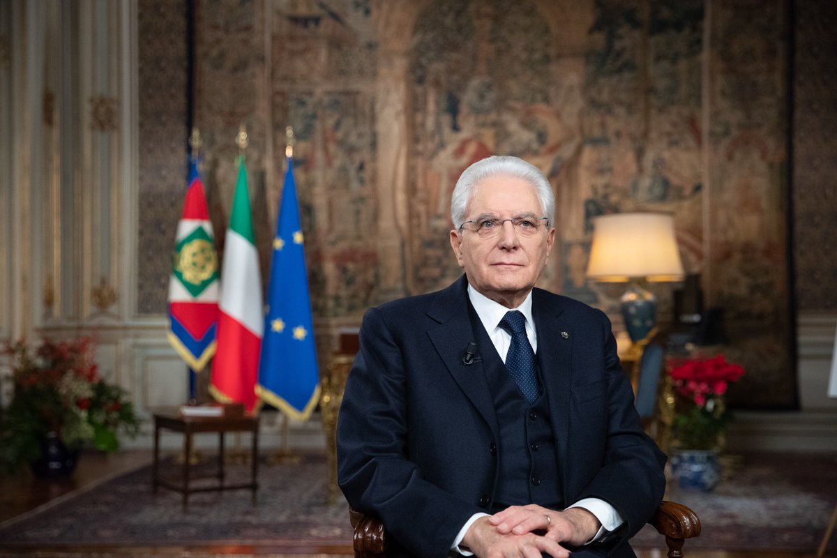 Quirinale's tweet photo. #Mattarella: Sentirsi “comunità” significa condividere valori, prospettive,diritti e doveri.Significa pensarsi dentro un futuro comune, da costruire insieme. Significa responsabilità, perché ciascuno di noi è, in misura più o meno grande, protagonista del futuro del nostro Paese https://t.co/2zvoWJNpSN