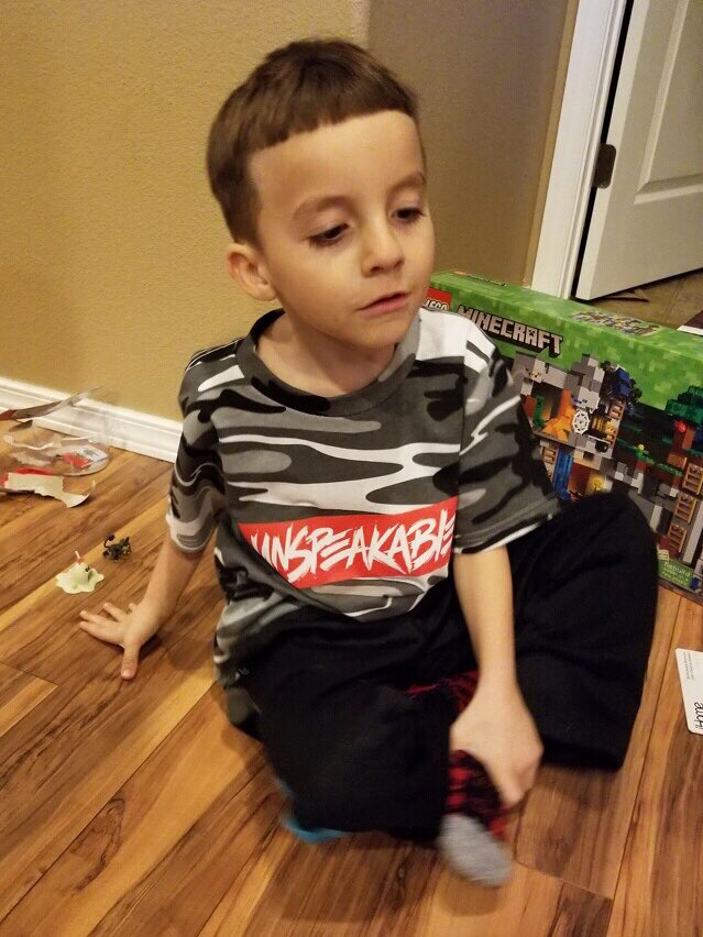 Jesalan28's tweet photo. LOOK AT MY NEPHEWS HAIR HAHAHAHAHA https://t.co/uxFzLN5clF