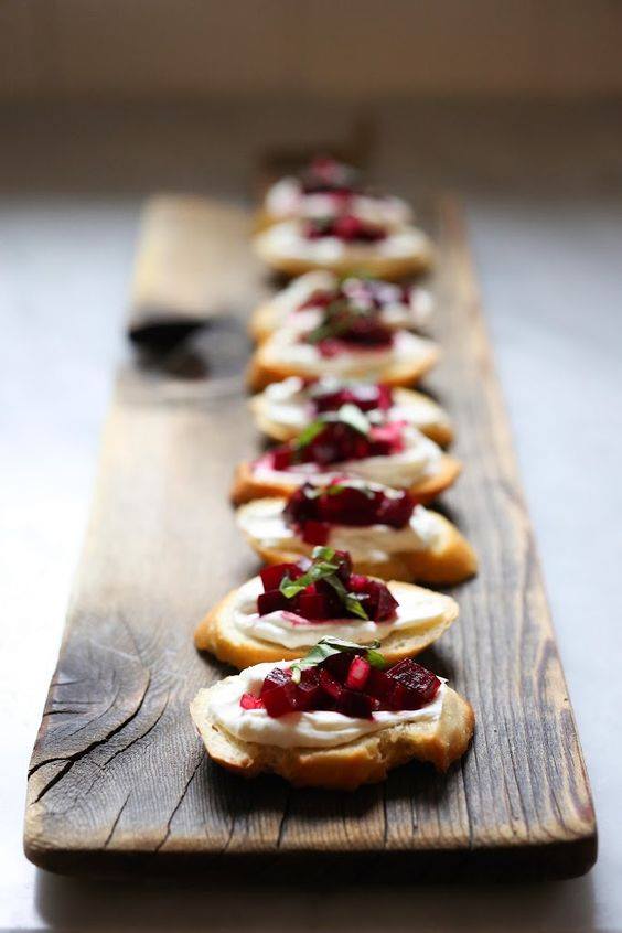 A simple and delicious recipe for beetroot and bruschetta with goat cheese and basil. A great appetizer for New Year's Eve! 🎆 bit.ly/2l4xbGY